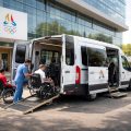 découvrez comment un ford transit aménagé facilite le transport des athlètes paralympiques lors des jeux de paris, assurant confort et accessibilité dans les hôpitaux.